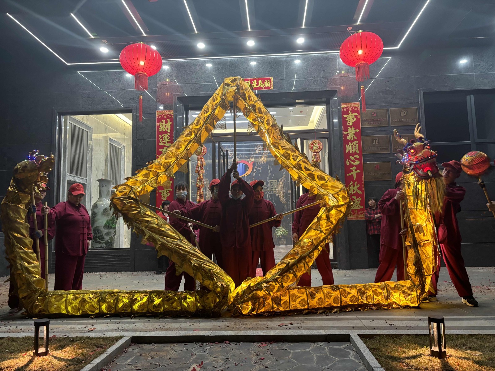 龍舞翩翩，瑞氣盈門(mén)！