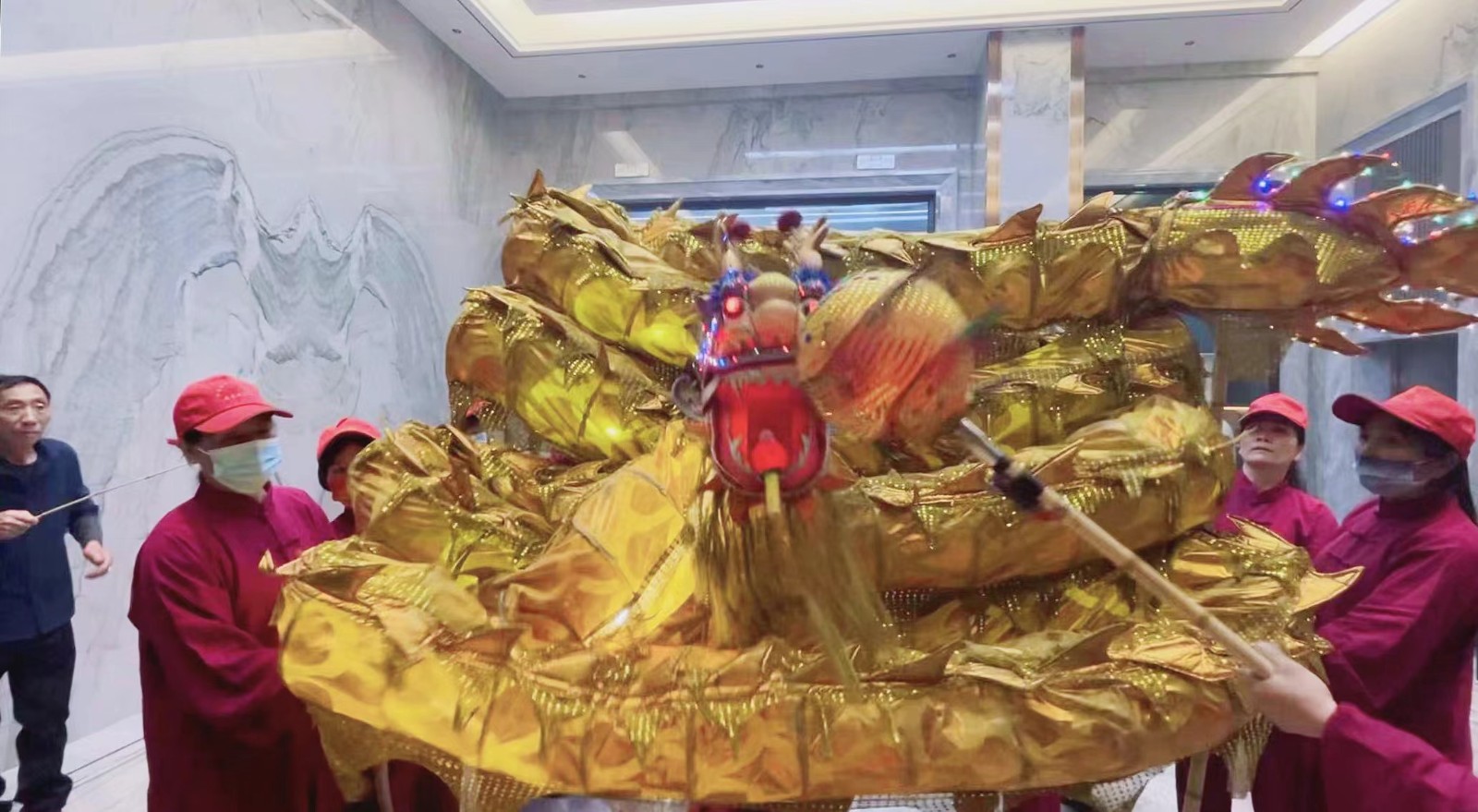 龍舞翩翩，瑞氣盈門(mén)！