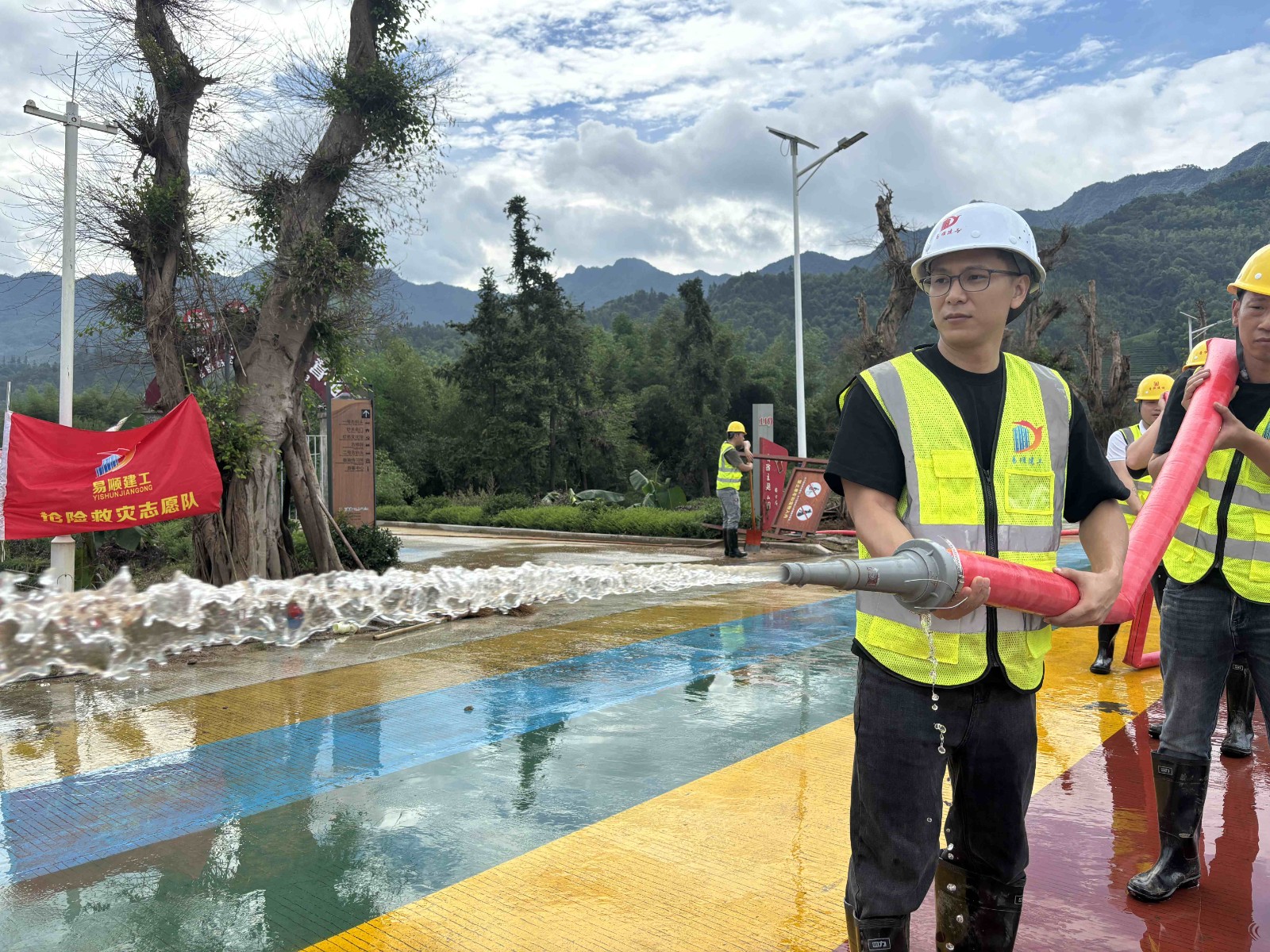 易順建工集團有限公司總經(jīng)理李晉恒率領(lǐng)廣東子公司、廈門分公司負責(zé)人馳援梅口埠 助力災(zāi)后淤泥垃圾清理工作