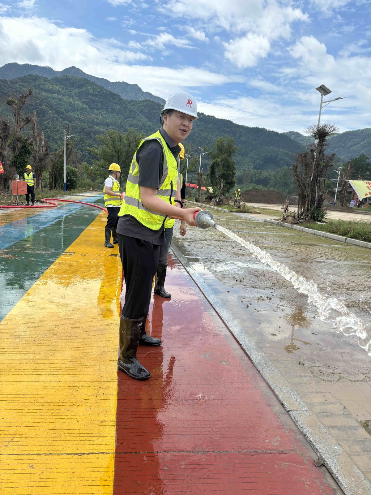 易順建工集團有限公司總經(jīng)理李晉恒率領(lǐng)廣東子公司、廈門分公司負責(zé)人馳援梅口埠 助力災(zāi)后淤泥垃圾清理工作