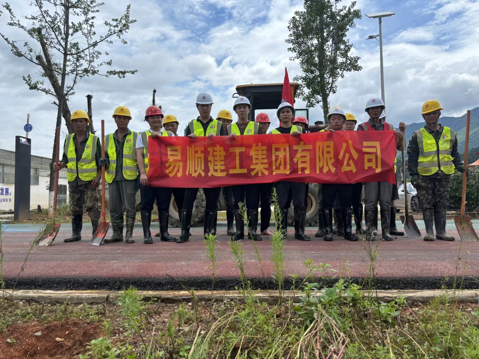 易順建工集團有限公司總經(jīng)理李晉恒率領(lǐng)廣東子公司、廈門分公司負責(zé)人馳援梅口埠 助力災(zāi)后淤泥垃圾清理工作