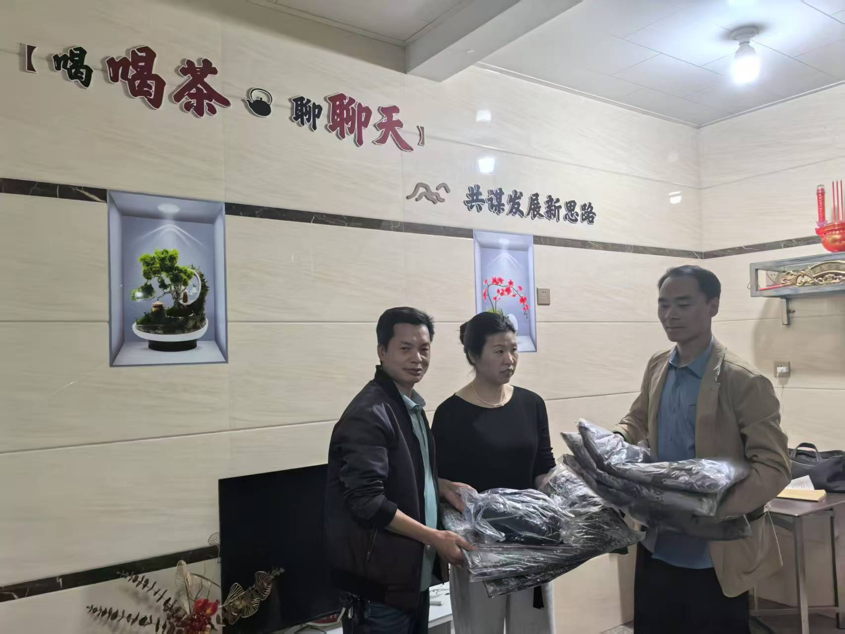 易順建工集團有限公司向松源街道錢園橋村捐贈16套迷彩服