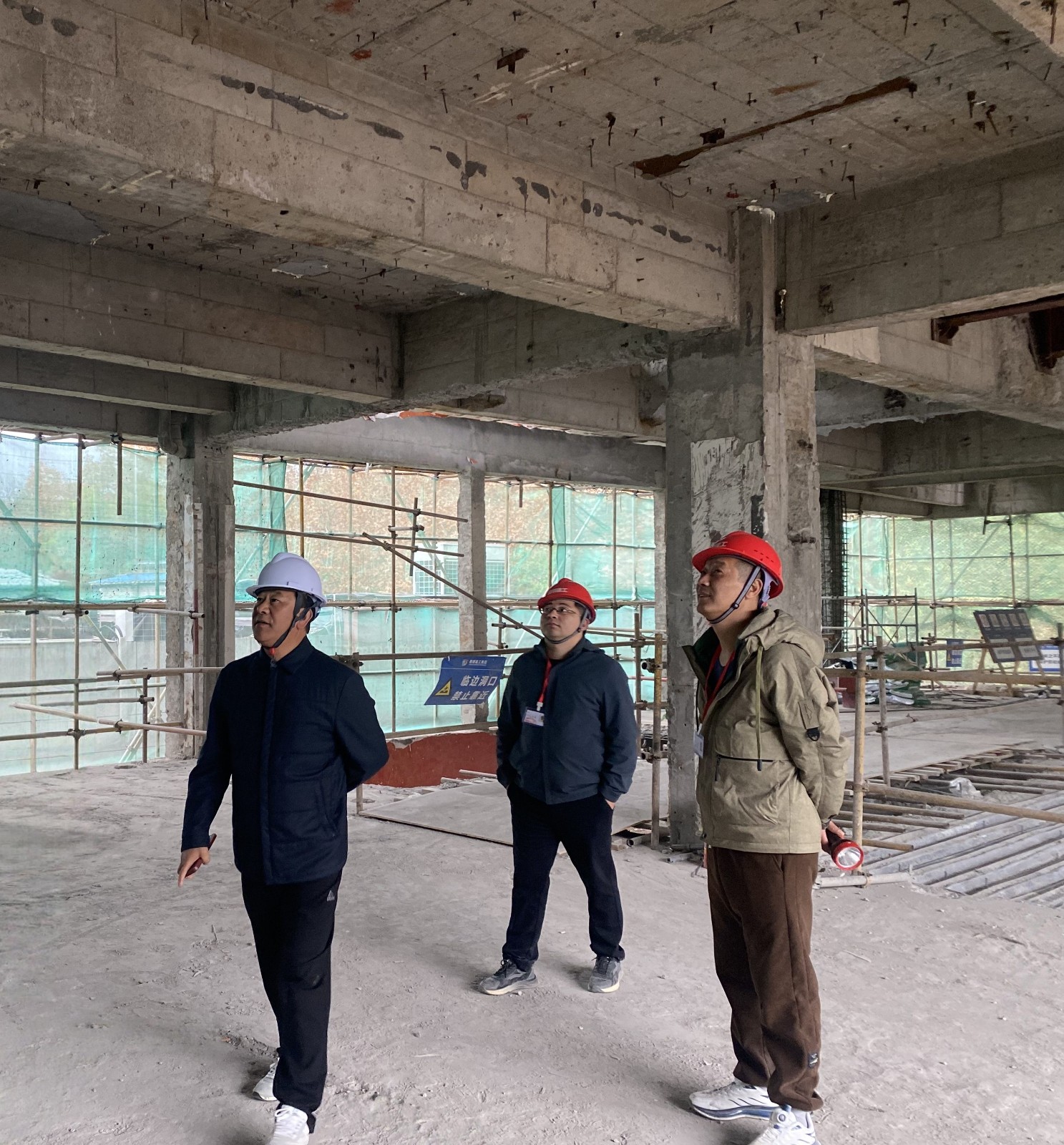 李易順董事長帶隊視察浙江省軍區杭州退休干部休養所改造工程 督導安全生產與質量管控