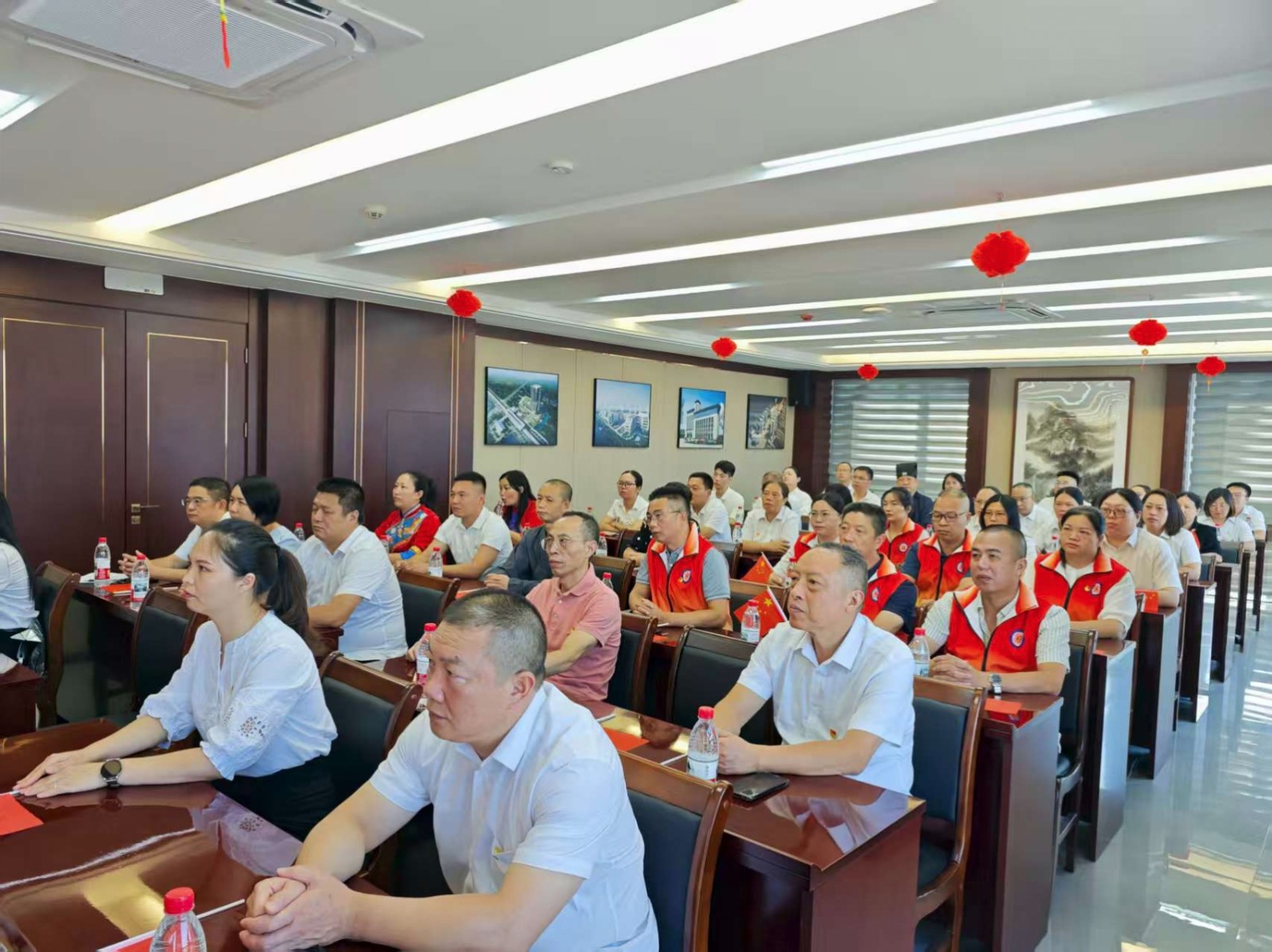 易順建工集團有限公司聯(lián)合松溪縣委統(tǒng)戰(zhàn)部機關(guān)集中集中觀看紀念中國人民抗日戰(zhàn)爭暨世界反法西斯戰(zhàn)爭勝利80周年大會